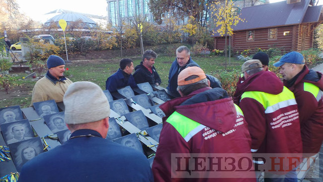 Коммунальщики начали демонтаж мемориала Героям Небесной Сотни в Киеве для проведения следственного эксперимента 19 Коммунальщики начали демонтаж мемориала Героям Небесной Сотни в Киеве для проведения следственного эксперимента 19