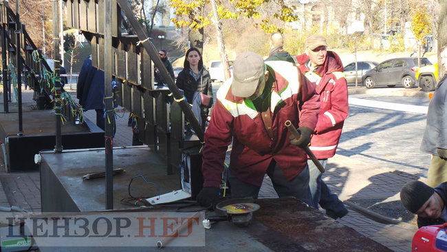 Коммунальщики начали демонтаж мемориала Героям Небесной Сотни в Киеве для проведения следственного эксперимента 20 Коммунальщики начали демонтаж мемориала Героям Небесной Сотни в Киеве для проведения следственного эксперимента 20