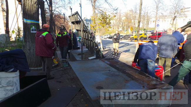 Коммунальщики начали демонтаж мемориала Героям Небесной Сотни в Киеве для проведения следственного эксперимента 21 Коммунальщики начали демонтаж мемориала Героям Небесной Сотни в Киеве для проведения следственного эксперимента 21