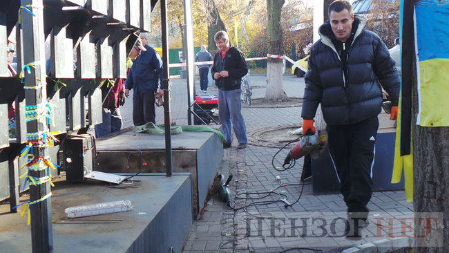 Коммунальщики начали демонтаж мемориала Героям Небесной Сотни в Киеве для проведения следственного эксперимента 22 Коммунальщики начали демонтаж мемориала Героям Небесной Сотни в Киеве для проведения следственного эксперимента 22