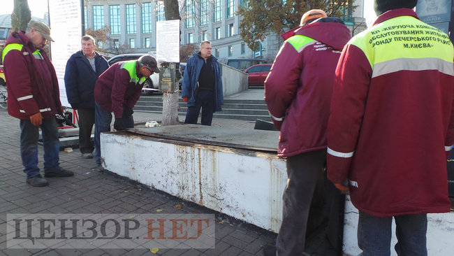 Коммунальщики начали демонтаж мемориала Героям Небесной Сотни в Киеве для проведения следственного эксперимента 23 Коммунальщики начали демонтаж мемориала Героям Небесной Сотни в Киеве для проведения следственного эксперимента 23