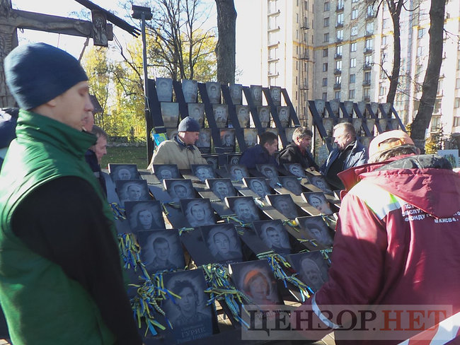 Коммунальщики начали демонтаж мемориала Героям Небесной Сотни в Киеве для проведения следственного эксперимента 24 Коммунальщики начали демонтаж мемориала Героям Небесной Сотни в Киеве для проведения следственного эксперимента 24