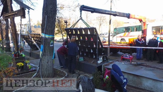 Коммунальщики начали демонтаж мемориала Героям Небесной Сотни в Киеве для проведения следственного эксперимента 26 Коммунальщики начали демонтаж мемориала Героям Небесной Сотни в Киеве для проведения следственного эксперимента 26