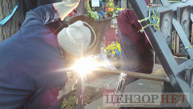 Коммунальщики начали демонтаж мемориала Героям Небесной Сотни в Киеве для проведения следственного эксперимента 27 Коммунальщики начали демонтаж мемориала Героям Небесной Сотни в Киеве для проведения следственного эксперимента 27