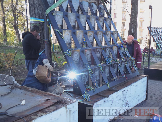 Коммунальщики начали демонтаж мемориала Героям Небесной Сотни в Киеве для проведения следственного эксперимента 28 Коммунальщики начали демонтаж мемориала Героям Небесной Сотни в Киеве для проведения следственного эксперимента 28
