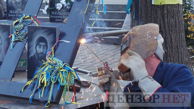 Коммунальщики начали демонтаж мемориала Героям Небесной Сотни в Киеве для проведения следственного эксперимента 29 Коммунальщики начали демонтаж мемориала Героям Небесной Сотни в Киеве для проведения следственного эксперимента 29