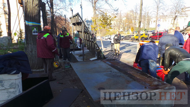 Коммунальщики начали демонтаж мемориала Героям Небесной Сотни в Киеве для проведения следственного эксперимента 03 Коммунальщики начали демонтаж мемориала Героям Небесной Сотни в Киеве для проведения следственного эксперимента 03