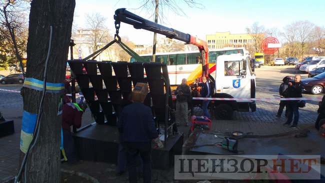 Коммунальщики начали демонтаж мемориала Героям Небесной Сотни в Киеве для проведения следственного эксперимента 30 Коммунальщики начали демонтаж мемориала Героям Небесной Сотни в Киеве для проведения следственного эксперимента 30