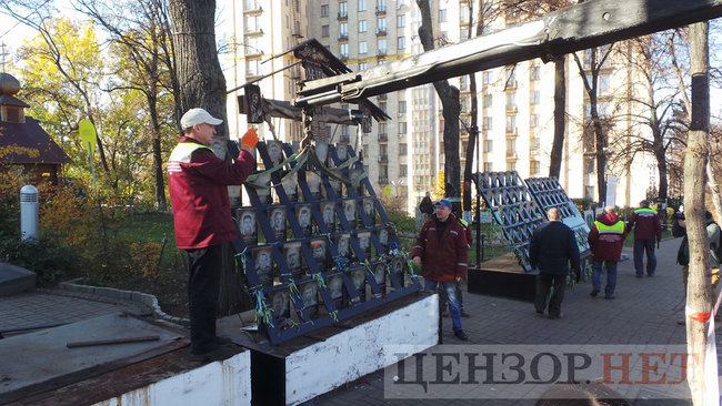 Коммунальщики начали демонтаж мемориала Героям Небесной Сотни в Киеве для проведения следственного эксперимента 31 Коммунальщики начали демонтаж мемориала Героям Небесной Сотни в Киеве для проведения следственного эксперимента 31