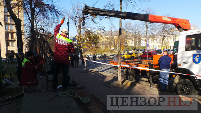 Коммунальщики начали демонтаж мемориала Героям Небесной Сотни в Киеве для проведения следственного эксперимента 32 Коммунальщики начали демонтаж мемориала Героям Небесной Сотни в Киеве для проведения следственного эксперимента 32