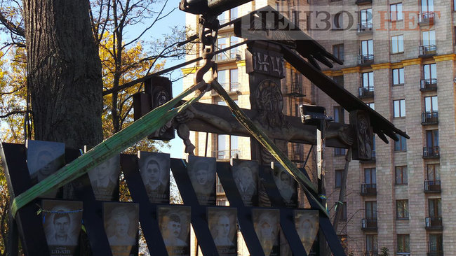 Коммунальщики начали демонтаж мемориала Героям Небесной Сотни в Киеве для проведения следственного эксперимента 33 Коммунальщики начали демонтаж мемориала Героям Небесной Сотни в Киеве для проведения следственного эксперимента 33