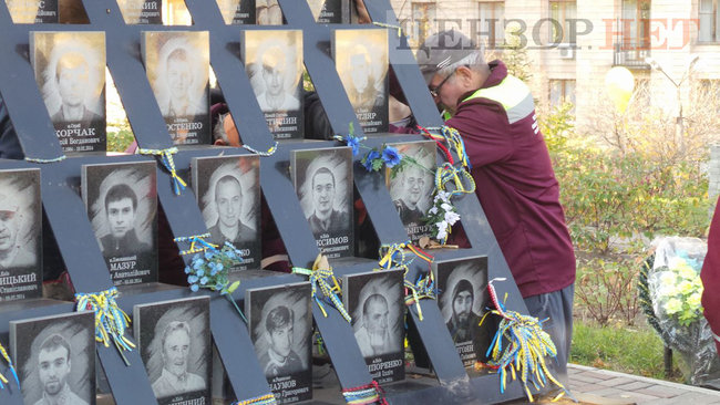 Коммунальщики начали демонтаж мемориала Героям Небесной Сотни в Киеве для проведения следственного эксперимента 34 Коммунальщики начали демонтаж мемориала Героям Небесной Сотни в Киеве для проведения следственного эксперимента 34