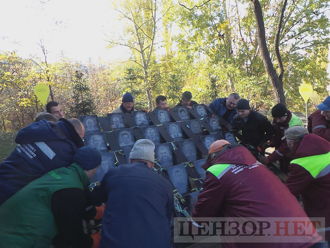 Коммунальщики начали демонтаж мемориала Героям Небесной Сотни в Киеве для проведения следственного эксперимента 04 Коммунальщики начали демонтаж мемориала Героям Небесной Сотни в Киеве для проведения следственного эксперимента 04