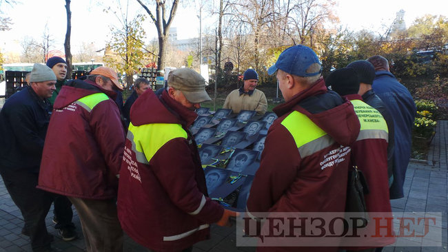 Коммунальщики начали демонтаж мемориала Героям Небесной Сотни в Киеве для проведения следственного эксперимента 07 Коммунальщики начали демонтаж мемориала Героям Небесной Сотни в Киеве для проведения следственного эксперимента 07