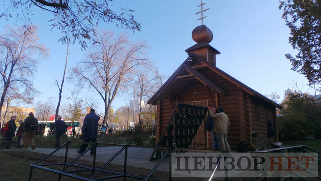 Коммунальщики начали демонтаж мемориала Героям Небесной Сотни в Киеве для проведения следственного эксперимента 09 Коммунальщики начали демонтаж мемориала Героям Небесной Сотни в Киеве для проведения следственного эксперимента 09