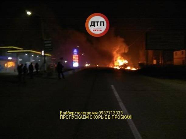 ÐŸÐ¾Ð´ ÐšÐ¸ÐµÐ²Ð¾Ð¼ Ð·Ð°Ð³Ð¾Ñ€ÐµÐ»Ð°ÑÑŒ Ð·Ð°Ð¿Ñ€Ð°Ð²ÐºÐ°: Ñ„Ð¾Ñ‚Ð¾ Ð¸ Ð²Ð¸Ð´ÐµÐ¾ Ð¾Ð³Ð½ÐµÐ½Ð½Ð¾Ð³Ð¾ Ð°Ð´Ð°