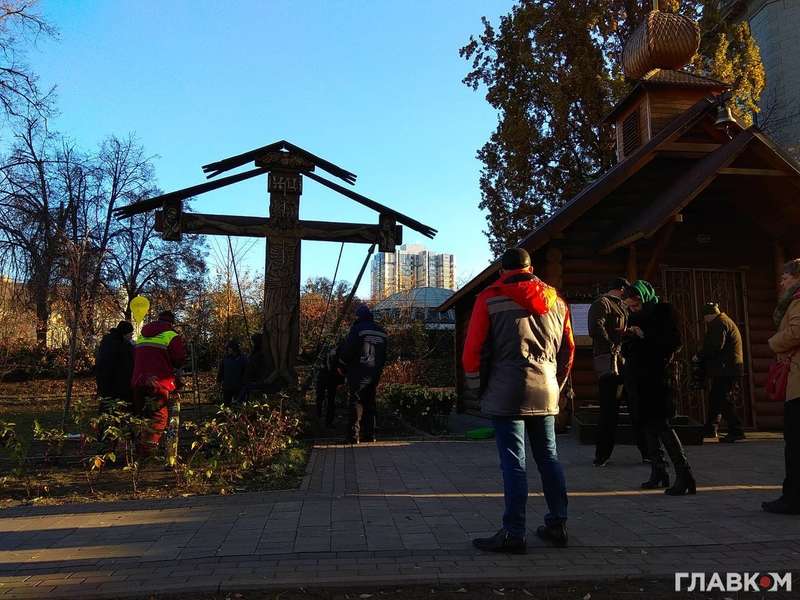 ÐоммÑалÑÑики пеÑенеÑли мемоÑиал ÐеÑоев ÐебеÑной ÑоÑни в Ðиеве. ФоÑо: Ðлавком dqxikeidqxidqrant