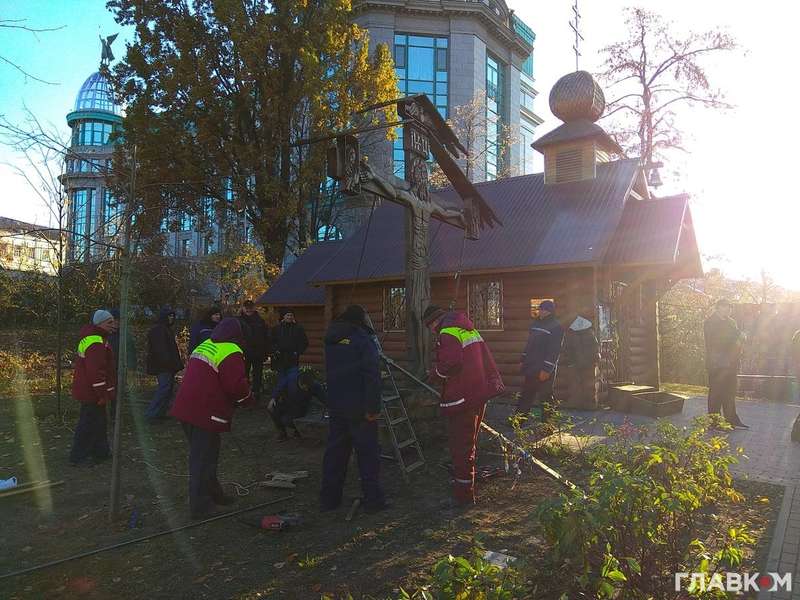 ÐоммÑалÑÑики пеÑенеÑли мемоÑиал ÐеÑоев ÐебеÑной ÑоÑни в Ðиеве. ФоÑо: Ðлавком