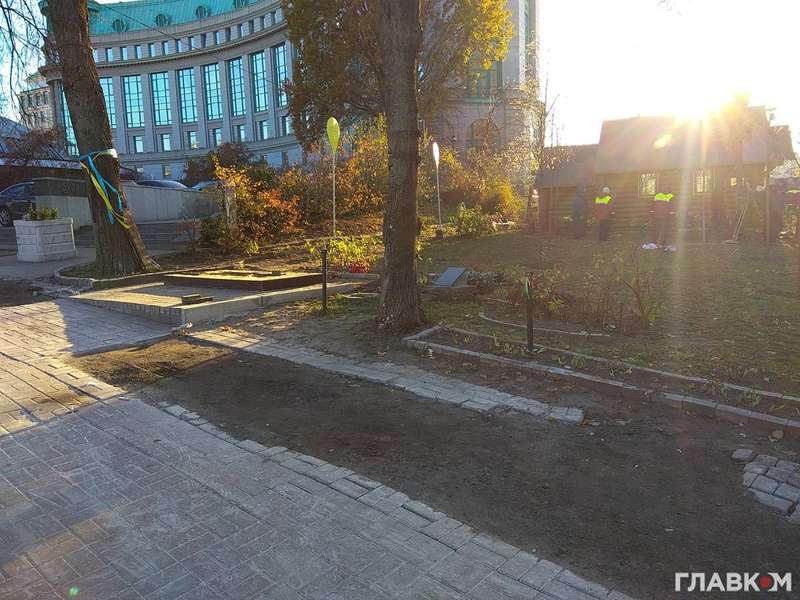 ÐоммÑалÑÑики пеÑенеÑли мемоÑиал ÐеÑоев ÐебеÑной ÑоÑни в Ðиеве. ФоÑо: Ðлавком