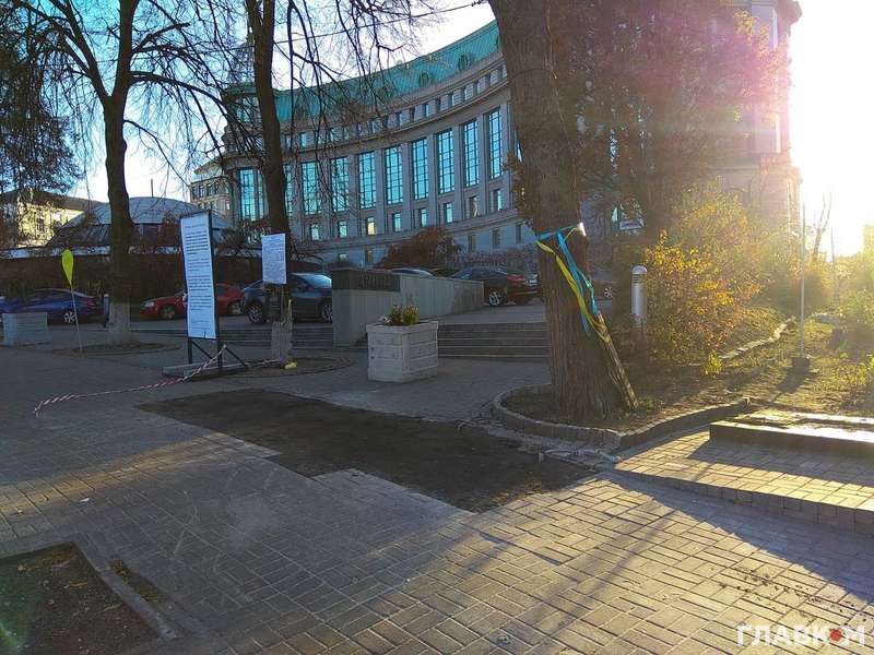 ÐоммÑалÑÑики пеÑенеÑли мемоÑиал ÐеÑоев ÐебеÑной ÑоÑни в Ðиеве. ФоÑо: Ðлавком