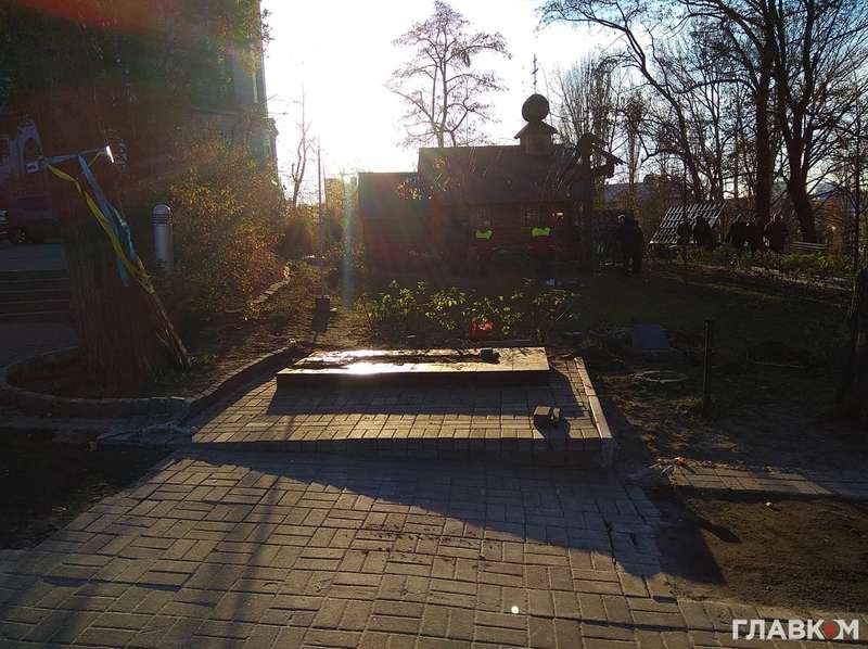 ÐоммÑалÑÑики пеÑенеÑли мемоÑиал ÐеÑоев ÐебеÑной ÑоÑни в Ðиеве. ФоÑо: Ðлавком