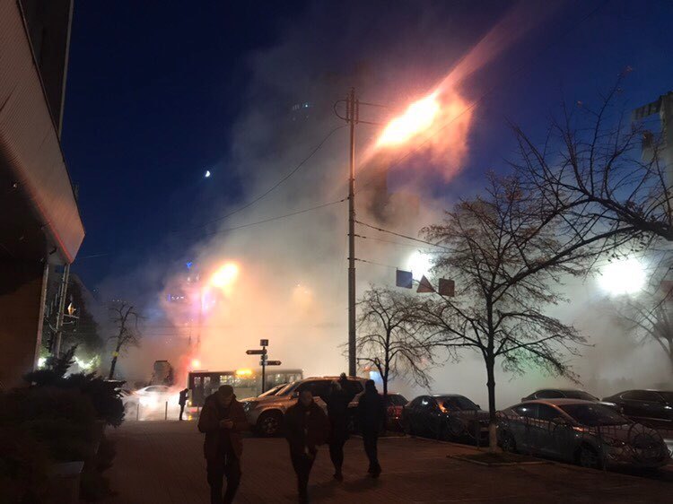 Машина Ñ Ð»ÑŽÐ´ÑŒÐ¼Ð¸ провалилаÑÑŒ в разлом: в Киеве произошло крупное ЧП