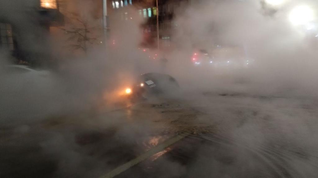 Машина Ñ Ð»ÑŽÐ´ÑŒÐ¼Ð¸ провалилаÑÑŒ в разлом: в Киеве произошло крупное ЧП