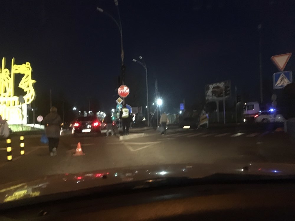 Машина Ñ Ð»ÑŽÐ´ÑŒÐ¼Ð¸ провалилаÑÑŒ в разлом: в Киеве произошло крупное ЧП