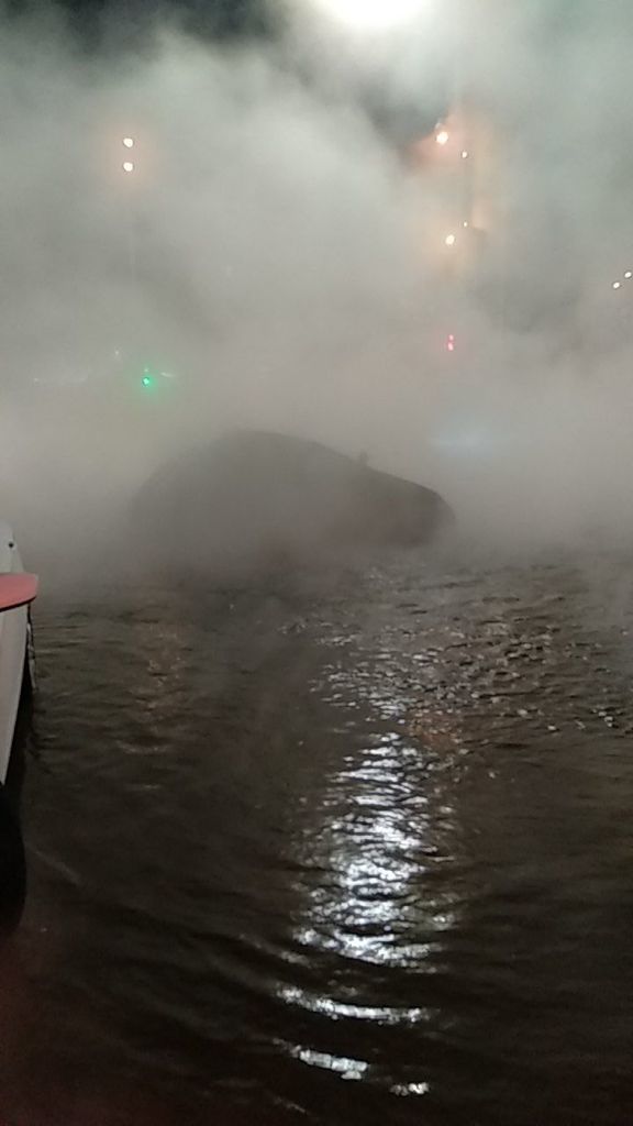 Машина Ñ Ð»ÑŽÐ´ÑŒÐ¼Ð¸ провалилаÑÑŒ в разлом: в Киеве произошло крупное ЧП