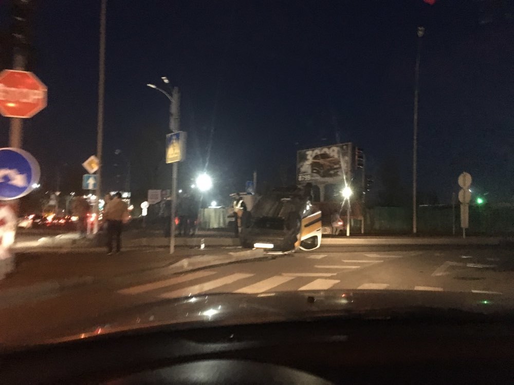 Машина Ñ Ð»ÑŽÐ´ÑŒÐ¼Ð¸ провалилаÑÑŒ в разлом: в Киеве произошло крупное ЧП