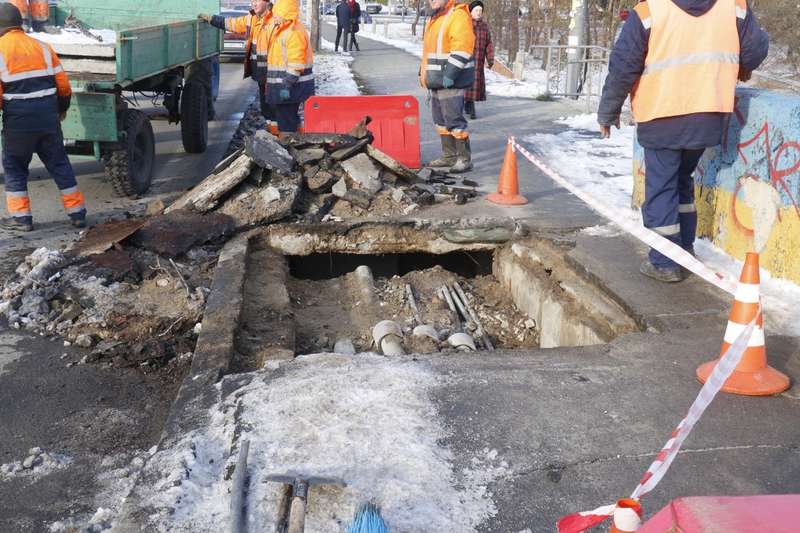 ÐŸÑ€Ð¾Ð²Ð°Ð» Ð¿Ð¾ÑÐ²Ð¸Ð»ÑÑ Ð½Ð°Ð´ Ð‘Ñ€Ð¾Ð²Ð°Ñ€ÑÐºÐ¸Ð¼ Ð¿Ñ€Ð¾ÑÐ¿ÐµÐºÑ‚Ð¾Ð¼ Ð¾ÐºÐ¾Ð»Ð¾ Ð¼ÐµÑ‚Ñ€Ð¾ "Ð”Ð°Ñ€Ð½Ð¸Ñ†Ð°"