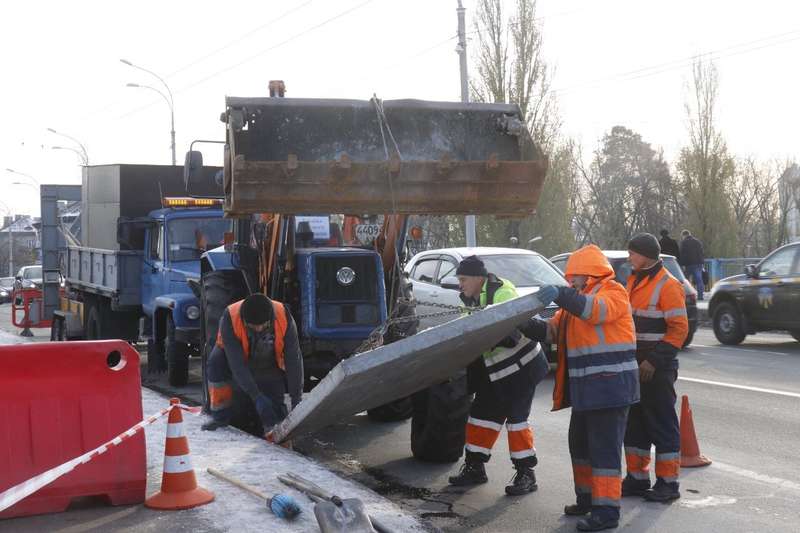 Ð”Ð²Ð¸Ð¶ÐµÐ½Ð¸Ðµ Ð¿Ð¾ Ð¼Ð¾ÑÑ‚Ñƒ Ð² Ð¿ÐµÑ€Ð²Ð¾Ð¹ Ð¿Ð¾Ð»Ð¾ÑÐµ Ð¾Ð³Ñ€Ð°Ð½Ð¸Ñ‡Ð¸Ð»Ð¸