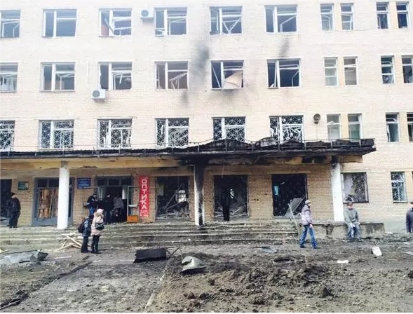 Расстрелянная боевиками больница поврежденной стороной смотрит на оккупированный Донецк. Фото из социальных сетей dqxikeidqxidqeant