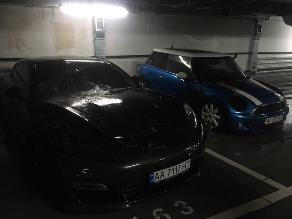 ÐеизвеÑÑнÑе подожгли авÑомобилÑ MINI Cooper, а Ñ Ð½ÐµÐ³Ð¾ Ð¾Ð³Ð¾Ð½Ñ Ð¿ÐµÑекинÑлÑÑ Ð½Ð°Â Porsche Panamera, коÑоÑÑй ÑÑоÑл ÑÑдом