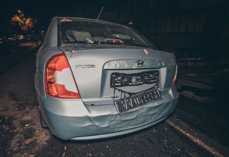 ÐžÑ‚ Ð²Ñ‹ÑÐ¾ÐºÐ¾Ð¹ Ñ‚ÐµÐ¼Ð¿ÐµÑ€Ð°Ñ‚ÑƒÑ€Ñ‹ Ñƒ Ñ€ÑÐ´Ð¾Ð¼ ÑÑ‚Ð¾ÑÑ‰ÐµÐ³Ð¾Â Hyundai Accent Ñ€Ð°ÑÐ¿Ð»Ð°Ð²Ð¸Ð»Ð¸ÑÑŒ Ð·Ð°Ð´Ð½Ð¸Ð¹ Ð±Ð°Ð¼Ð¿ÐµÑ€ Ð¸ Ñ„Ð°Ñ€Ñ‹, Ð¾Ñ‚Ð¿Ð°Ð» Ð½Ð¾Ð¼ÐµÑ€ Ð¸ Ð¿Ð¾Ð²Ñ€ÐµÐ´Ð¸Ð»Ð°ÑÑŒ Ð»Ð°ÐºÐ¾ÐºÑ€Ð°ÑÐ¾Ñ‡Ð½Ð°Ñ Ð¿Ð¾Ð²ÐµÑ€Ñ…Ð½Ð¾ÑÑ‚ÑŒ