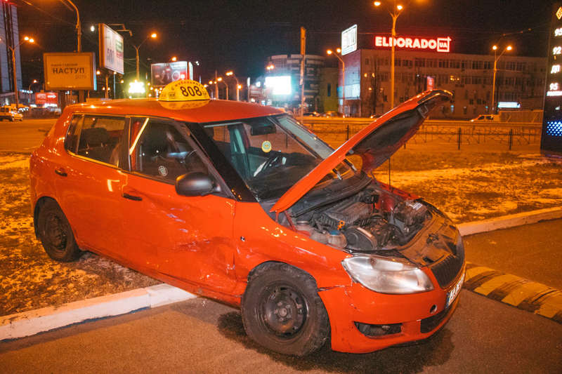 Fabia поворачивала на Степана Бандеры, чтобы поехать в сторону Северного моста Fabia поворачивала на Степана Бандеры, чтобы поехать в сторону Северного моста