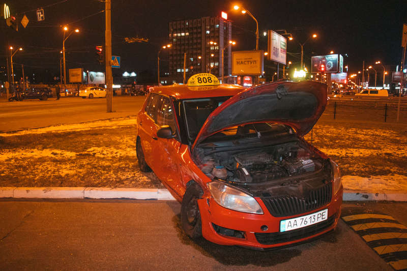 От удара Fabia вылетела за пределы проезжей части От удара Fabia вылетела за пределы проезжей части