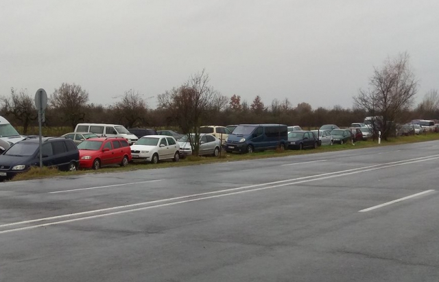 "ÐšÐ»Ð°Ð´Ð¾Ð²Ð¸Ñ‰Ðµ Ñ”Ð²Ñ€Ð¾Ð±Ð»ÑÑ…". ÐÐ° ÐºÐ¾Ñ€Ð´Ð¾Ð½Ñ– Ð· Ð£Ð³Ð¾Ñ€Ñ‰Ð¸Ð½Ð¾ÑŽ Ð¿Ð¾ÐºÐ¸Ð½ÑƒÑ‚Ñ– Ð°Ð²Ñ‚Ð¾ Ñ€Ð¾Ð·Ð±Ð¸Ñ€Ð°ÑŽÑ‚ÑŒ Ð½Ð° Ð·Ð°Ð¿Ñ‡Ð°ÑÑ‚Ð¸Ð½Ð¸ (Ð¤ÐžÐ¢Ðž)