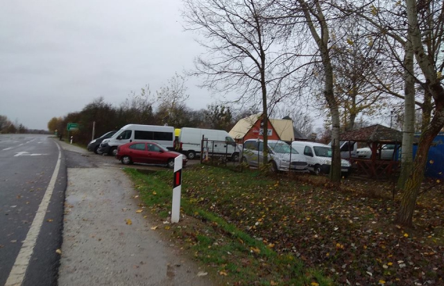 "ÐšÐ»Ð°Ð´Ð¾Ð²Ð¸Ñ‰Ðµ Ñ”Ð²Ñ€Ð¾Ð±Ð»ÑÑ…". ÐÐ° ÐºÐ¾Ñ€Ð´Ð¾Ð½Ñ– Ð· Ð£Ð³Ð¾Ñ€Ñ‰Ð¸Ð½Ð¾ÑŽ Ð¿Ð¾ÐºÐ¸Ð½ÑƒÑ‚Ñ– Ð°Ð²Ñ‚Ð¾ Ñ€Ð¾Ð·Ð±Ð¸Ñ€Ð°ÑŽÑ‚ÑŒ Ð½Ð° Ð·Ð°Ð¿Ñ‡Ð°ÑÑ‚Ð¸Ð½Ð¸ (Ð¤ÐžÐ¢Ðž)