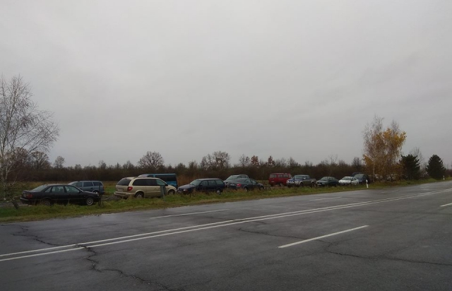 "ÐšÐ»Ð°Ð´Ð¾Ð²Ð¸Ñ‰Ðµ Ñ”Ð²Ñ€Ð¾Ð±Ð»ÑÑ…". ÐÐ° ÐºÐ¾Ñ€Ð´Ð¾Ð½Ñ– Ð· Ð£Ð³Ð¾Ñ€Ñ‰Ð¸Ð½Ð¾ÑŽ Ð¿Ð¾ÐºÐ¸Ð½ÑƒÑ‚Ñ– Ð°Ð²Ñ‚Ð¾ Ñ€Ð¾Ð·Ð±Ð¸Ñ€Ð°ÑŽÑ‚ÑŒ Ð½Ð° Ð·Ð°Ð¿Ñ‡Ð°ÑÑ‚Ð¸Ð½Ð¸ (Ð¤ÐžÐ¢Ðž)