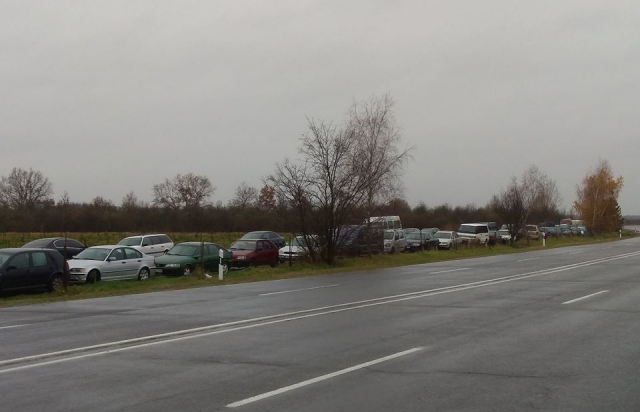 "ÐšÐ»Ð°Ð´Ð¾Ð²Ð¸Ñ‰Ðµ Ñ”Ð²Ñ€Ð¾Ð±Ð»ÑÑ…". ÐÐ° ÐºÐ¾Ñ€Ð´Ð¾Ð½Ñ– Ð· Ð£Ð³Ð¾Ñ€Ñ‰Ð¸Ð½Ð¾ÑŽ Ð¿Ð¾ÐºÐ¸Ð½ÑƒÑ‚Ñ– Ð°Ð²Ñ‚Ð¾ Ñ€Ð¾Ð·Ð±Ð¸Ñ€Ð°ÑŽÑ‚ÑŒ Ð½Ð° Ð·Ð°Ð¿Ñ‡Ð°ÑÑ‚Ð¸Ð½Ð¸ (Ð¤ÐžÐ¢Ðž)