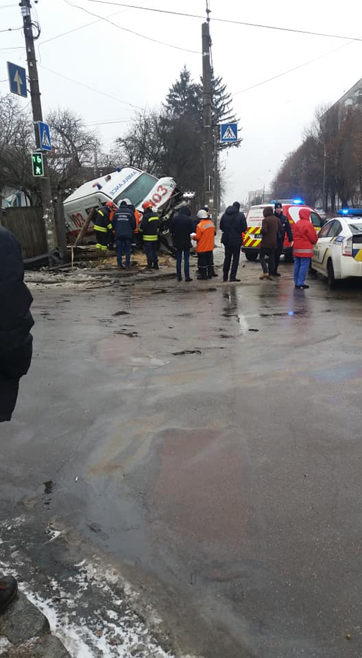 ДТП в Житомирі Швидка влетіла у двір dqxikeidqxidqrant