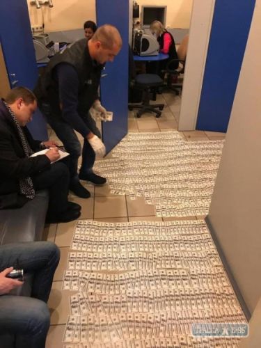 180600-kover-iz-dollarov-zaderzhan-sovetnik-gendirektora-ukrainskogo-dunajskogo-parohodstva-big dqxikeidqxidqeant