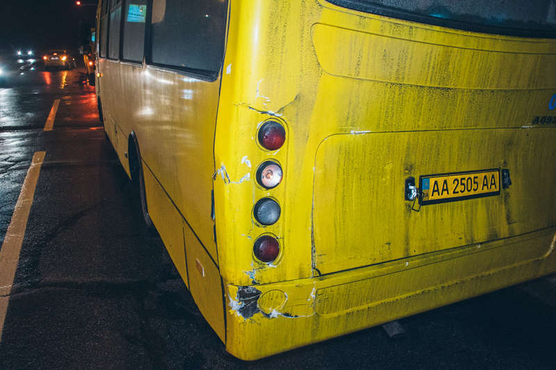 ÐодиÑÐµÐ»Ñ Ð°Ð²ÑобÑÑа поздно замеÑил маÑÑÑÑÑное ÑакÑи и ÑдаÑил его в заднÑÑ ÑаÑÑÑ