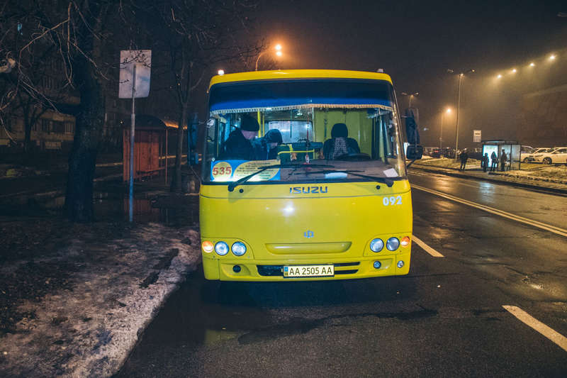 ÐÑ ÑдаÑа, неÑколÑко Ñеловек, коÑоÑÑе ÑÑоÑли в маÑÑÑÑÑке Ñпали на пол