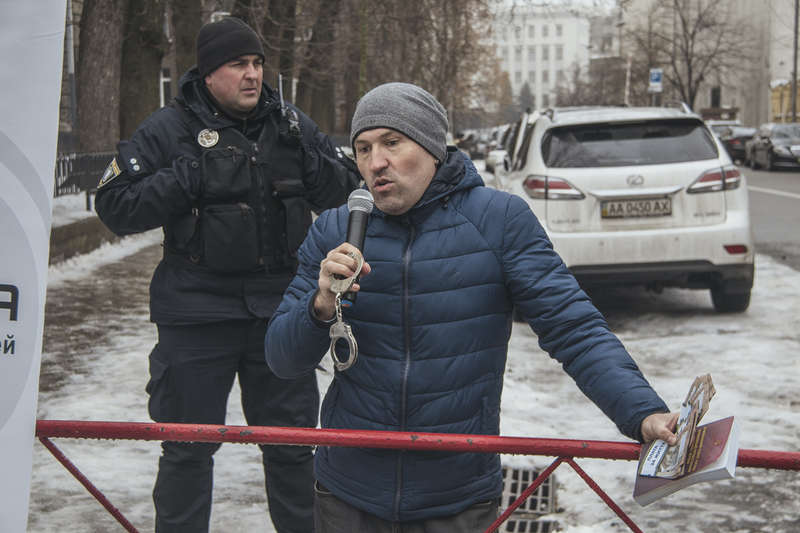 ÐžÐ´Ð¸Ð½ Ð¸Ð· ÑƒÑ‡Ð°ÑÑ‚Ð½Ð¸ÐºÐ¾Ð² Ð°ÐºÑ†Ð¸Ð¸ Ð²Ñ‹Ð·Ð²Ð°Ð»ÑÑ Ð¿ÐµÑ€ÐµÐ´Ð°Ñ‚ÑŒ ÑÐ¾Ð±Ñ€Ð°Ð½Ð½Ñ‹Ðµ ÑÑ€ÐµÐ´ÑÑ‚Ð²Ð° Ð¿Ñ€ÐµÐ·Ð¸Ð´ÐµÐ½Ñ‚Ñƒ Ð£ÐºÑ€Ð°Ð¸Ð½Ñ‹