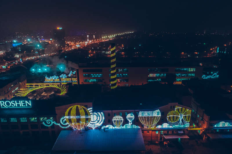 Ð¯Ñ€ÐºÐ°Ñ Ñ„Ð°Ð±Ñ€Ð¸ÐºÐ° Ð½Ð° Ñ„Ð¾Ð½Ðµ Ð½Ð¾Ñ‡Ð½Ð¾Ð³Ð¾ Ð³Ð¾Ñ€Ð¾Ð´Ð° dqxikeidqxidqrant