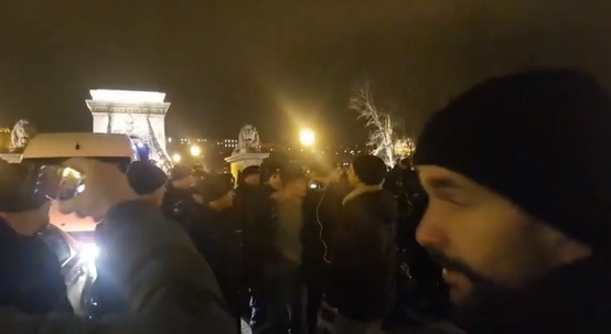 Ð’ Ð‘ÑƒÐ´Ð°Ð¿ÐµÑˆÑ‚Ðµ Ð²ÑÐ¿Ñ‹Ñ…Ð½ÑƒÐ»Ð¸ Ð¼Ð°ÑÑÐ¾Ð²Ñ‹Ðµ Ð¿Ñ€Ð¾Ñ‚ÐµÑÑ‚Ñ‹: Ð¿Ñ€Ð¾Ð¸Ð·Ð¾ÑˆÐ»Ð¸ ÑÑ‚Ð¾Ð»ÐºÐ½Ð¾Ð²ÐµÐ½Ð¸Ñ. Ð¤Ð¾Ñ‚Ð¾ Ð¸ Ð²Ð¸Ð´ÐµÐ¾ Ð±ÑƒÐ½Ñ‚Ð°