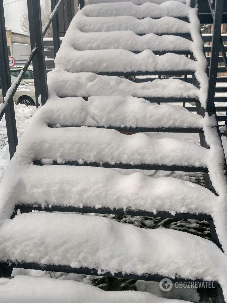 ÐÑоÑÑе ÑÑÑки Ñнегопада в Ðиеве: гоÑод Ñкован пÑобками и аваÑиÑми