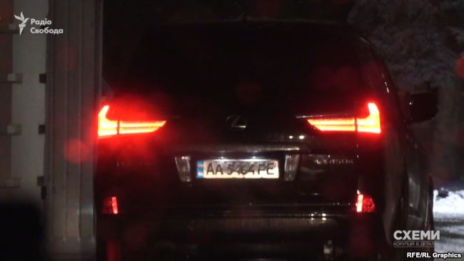 Номерні знаки позашляховика зареєстровані на іншу автівку і мають ознаки номерних знаків прикриття